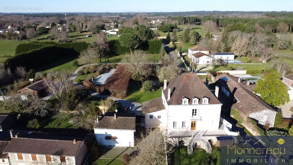 Maison à LA CLOTTE