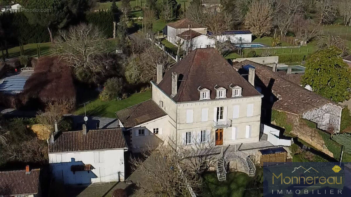 Maison à LA CLOTTE