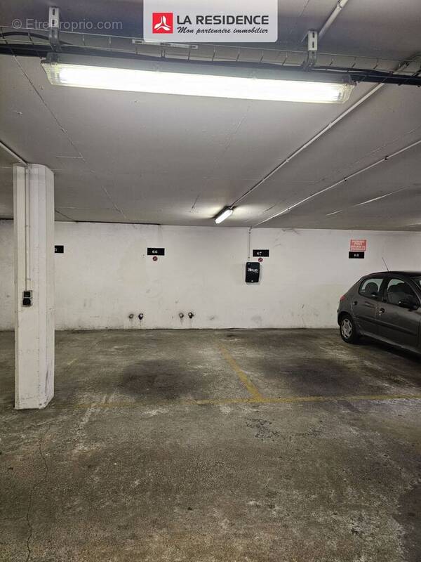 Parking à PARIS-8E