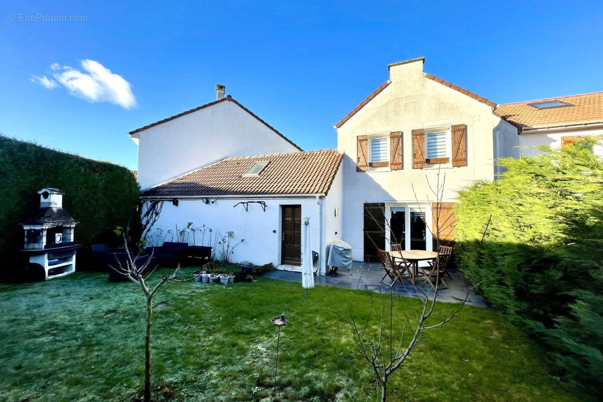 Maison à JOUY-LE-MOUTIER