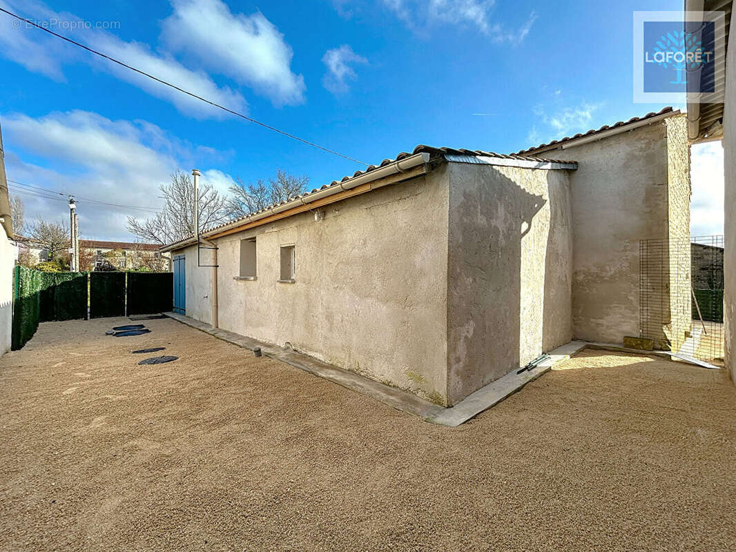 Maison à MONTENDRE