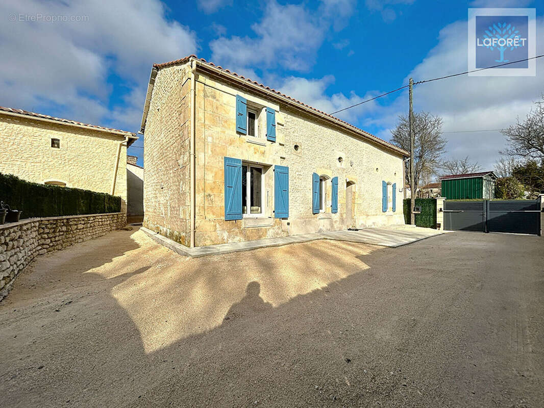 Maison à MONTENDRE