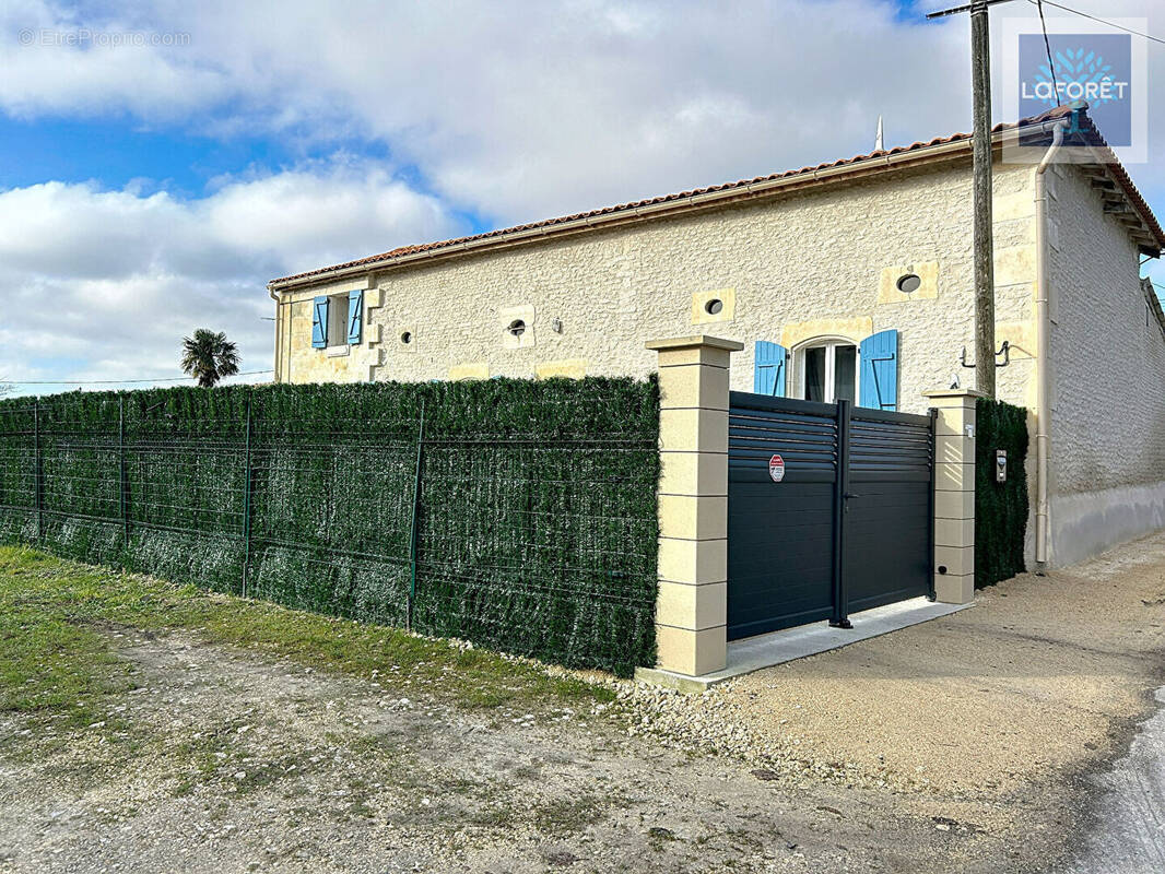 Maison à MONTENDRE