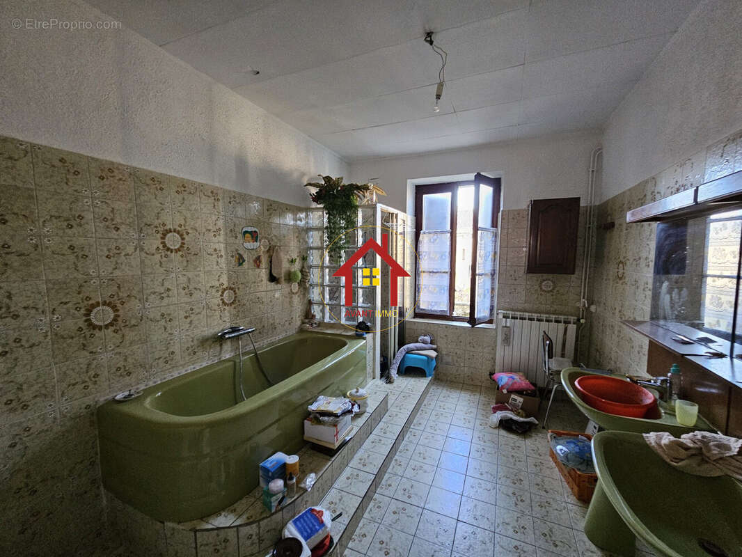 SALLE DE BAIN DOUCHE ET BAIGNOIRE - Maison à JOEUF