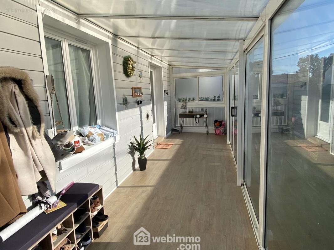 Veranda d&#039;entrée donnant sur le jardin interieur. - Maison à JARD-SUR-MER