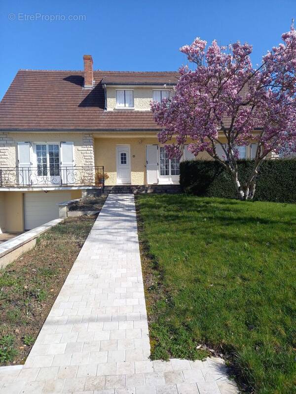 Maison à SAINT-JEAN-DE-BRAYE