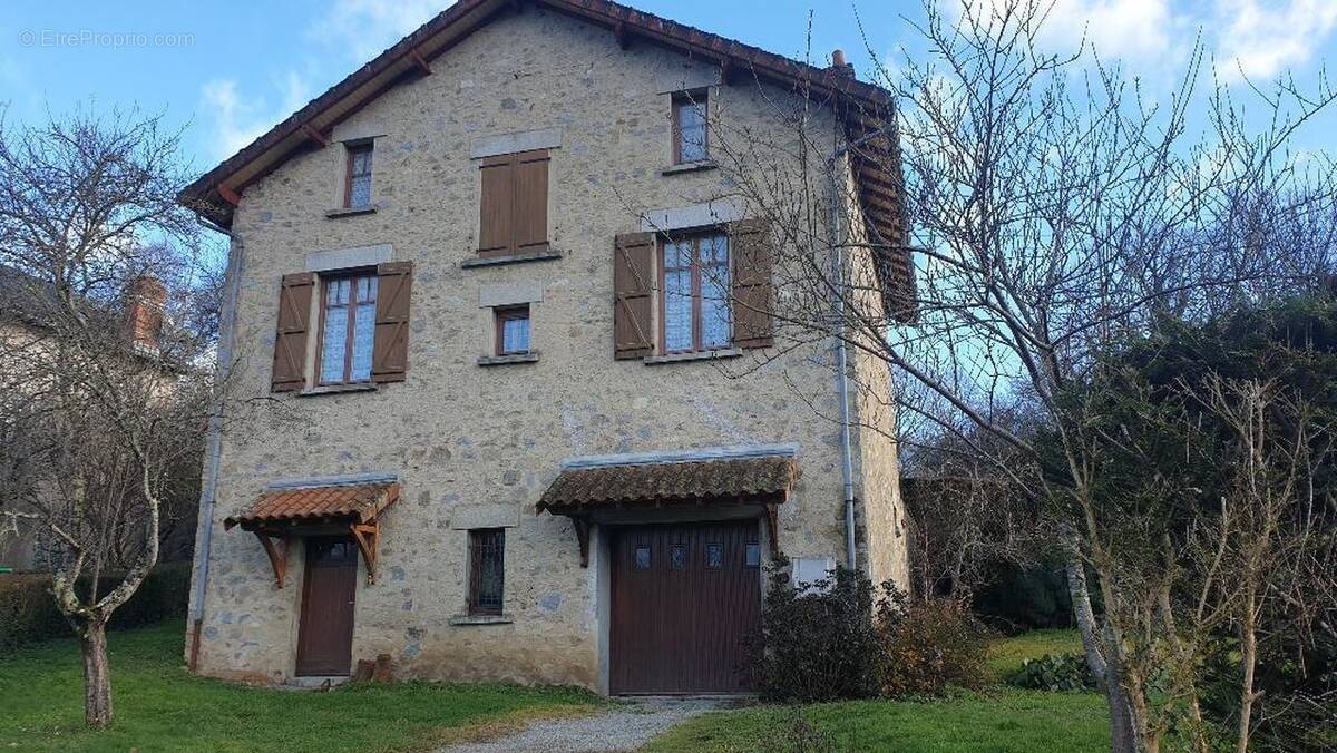 Maison à SAINT-LEONARD-DE-NOBLAT