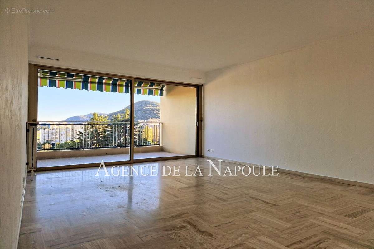 Appartement à MANDELIEU-LA-NAPOULE