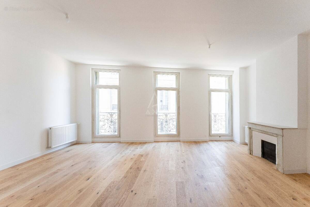 Appartement à MARSEILLE-1E