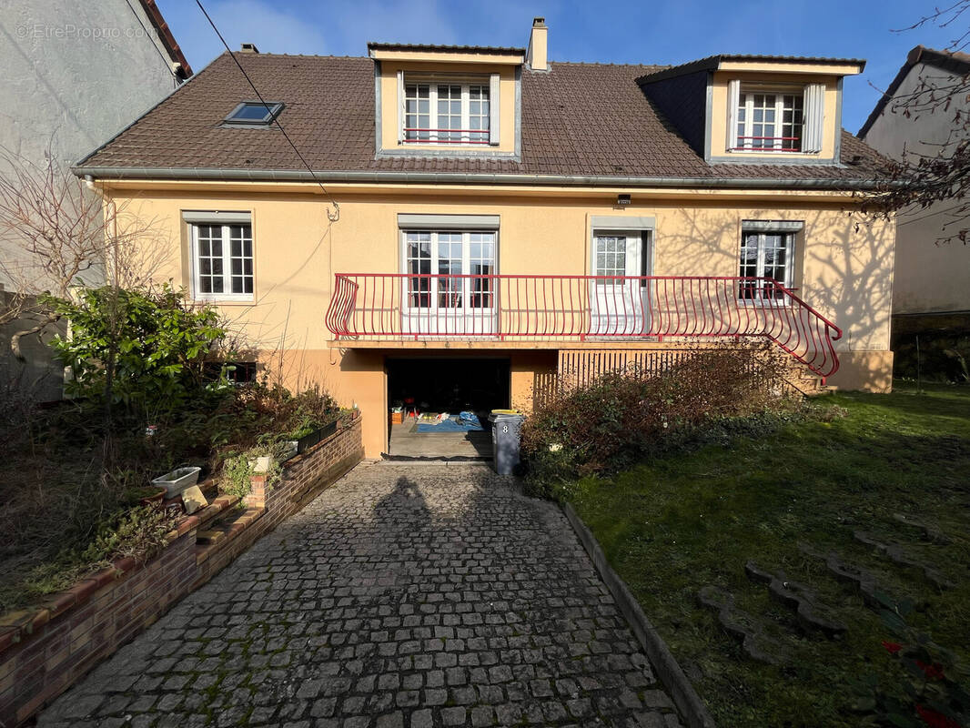 Maison à LES CLAYES-SOUS-BOIS