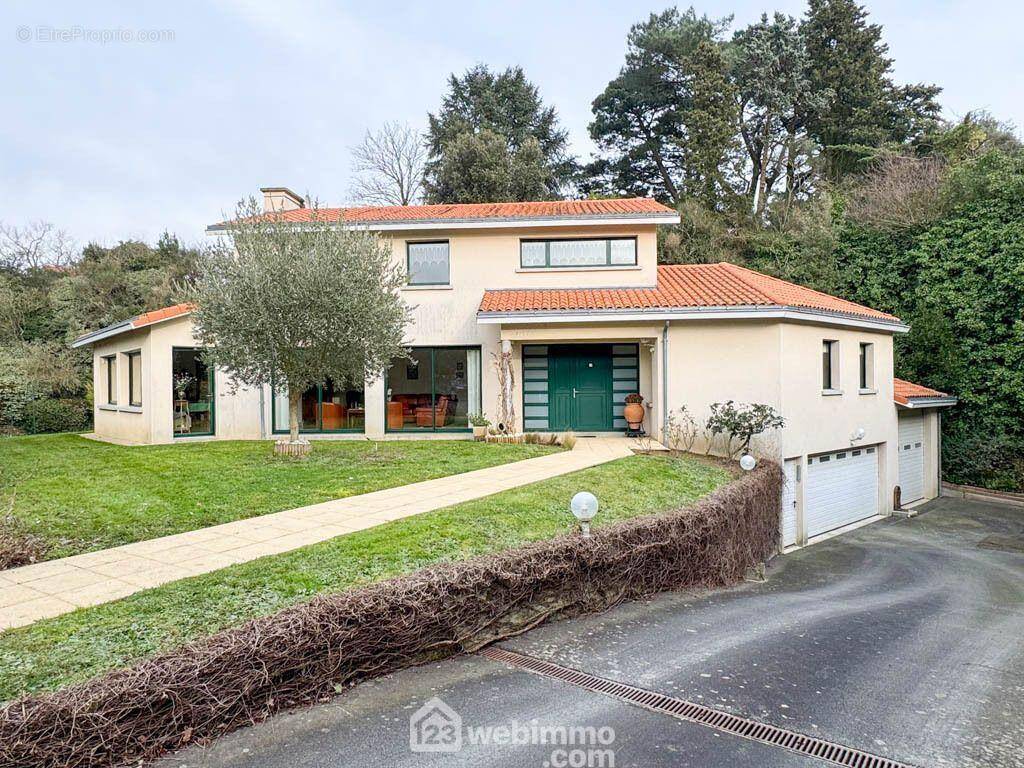 Construction de 2004, cette maison offre de jolis volumes. - Maison à CHOLET