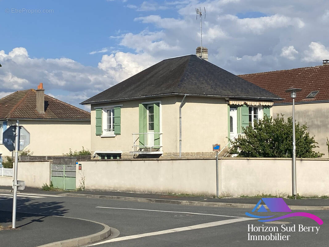 Vue de la rue - Maison à LA CHATRE