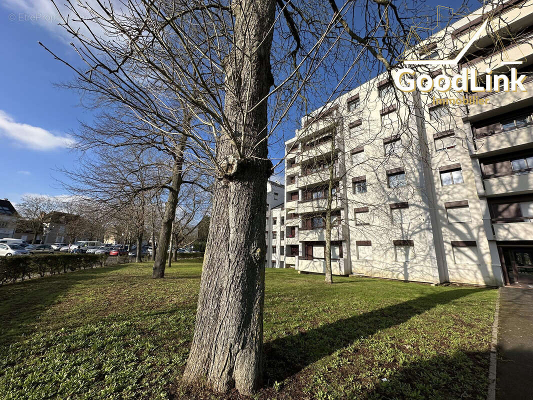 Appartement à LE COUDRAY-MONTCEAUX