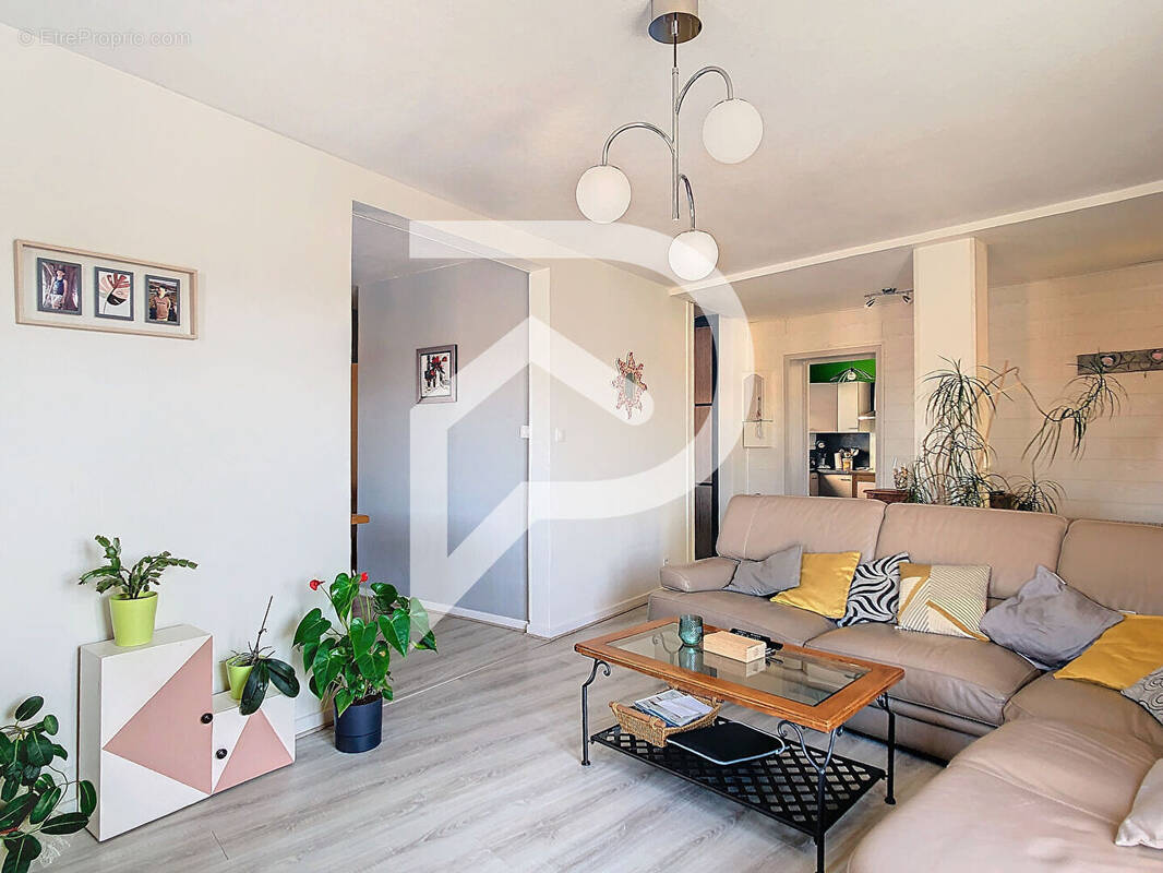 Appartement à CHAZELLES-SUR-LYON