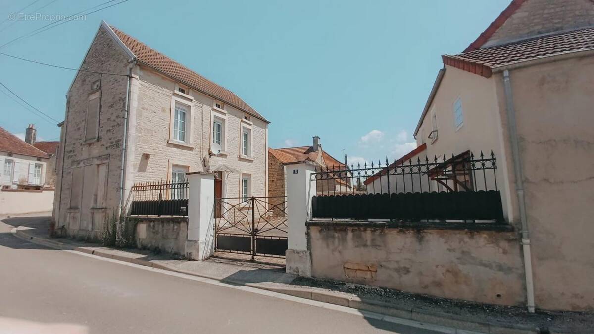 Maison à LEZINNES