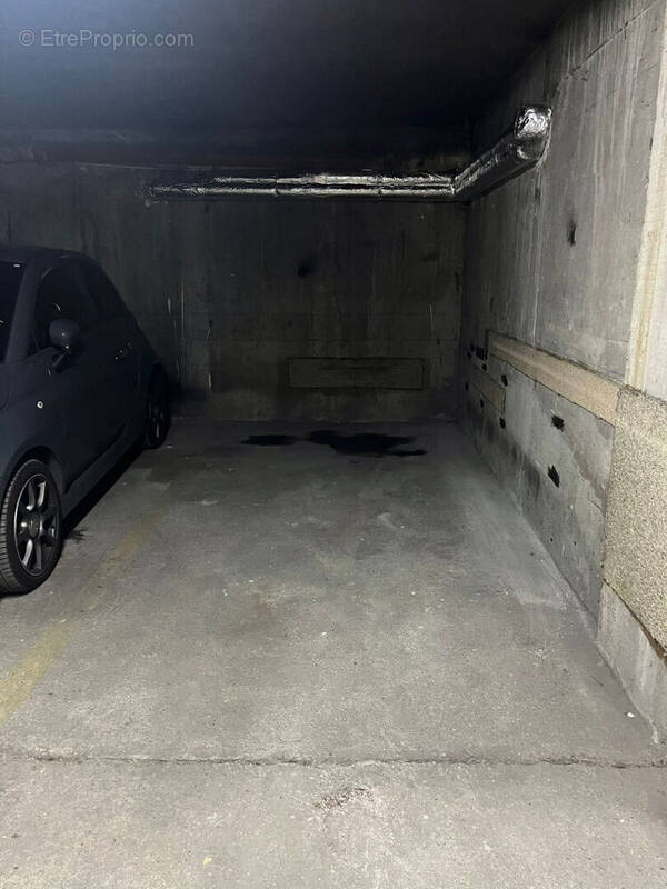 Parking à PARIS-17E