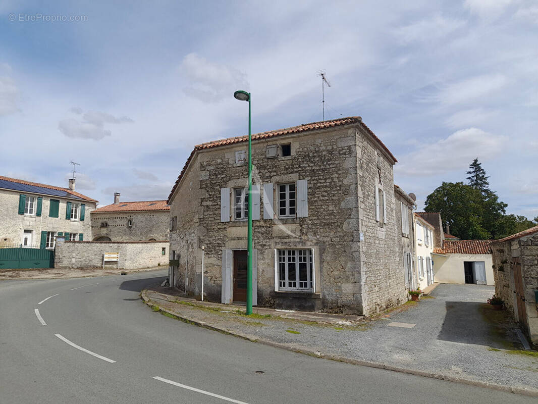 Maison à SAINT-MICHEL-LE-CLOUCQ