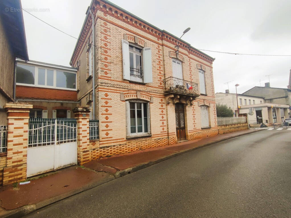 Maison à NEGREPELISSE