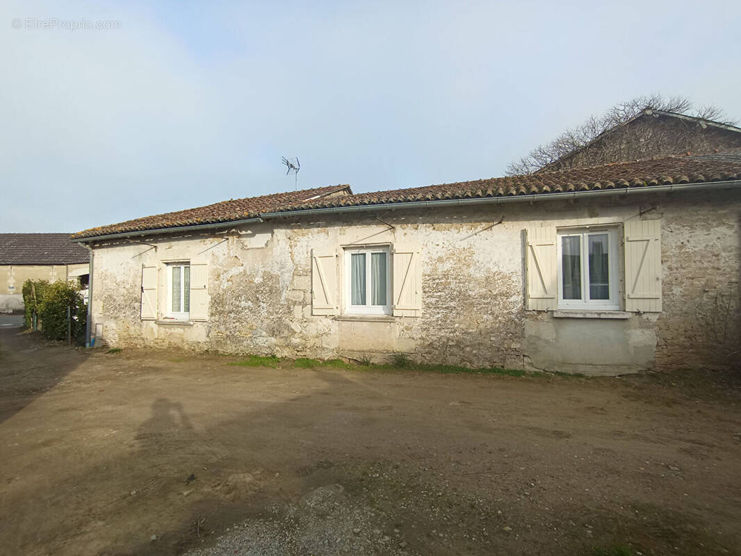 Maison à LENCLOITRE