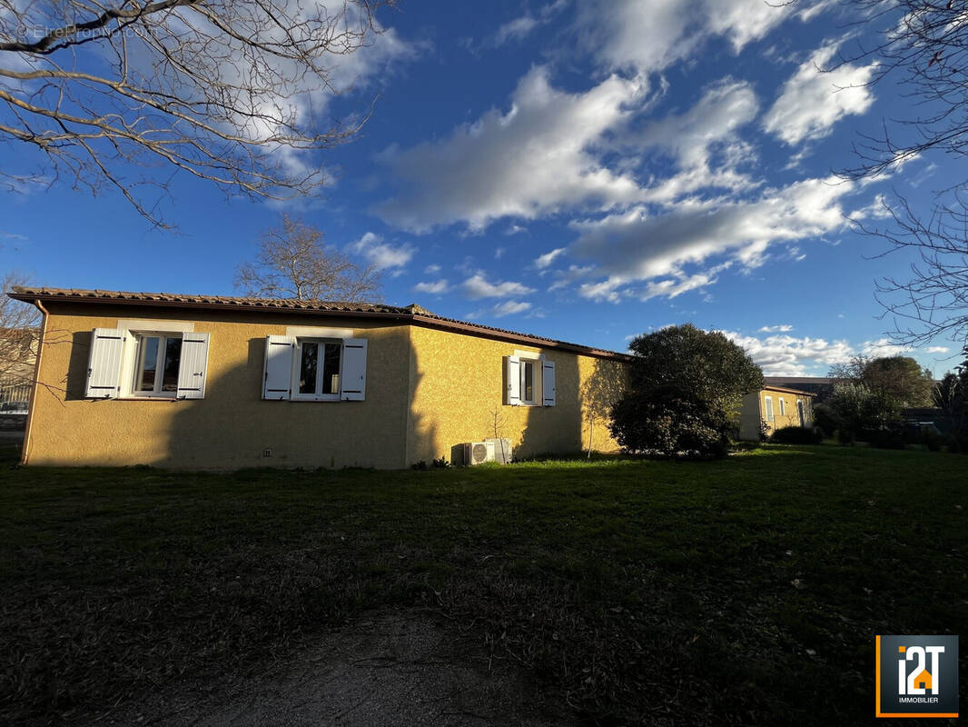 Maison à SAINT-CHAPTES