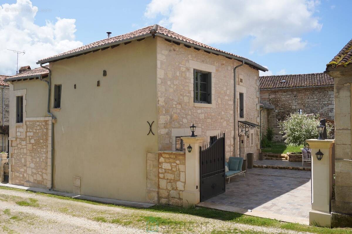 Maison à PAUSSAC-ET-SAINT-VIVIEN