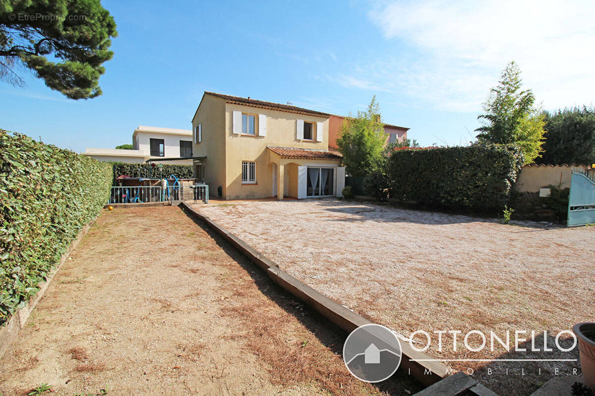 Maison à ROQUEBRUNE-SUR-ARGENS