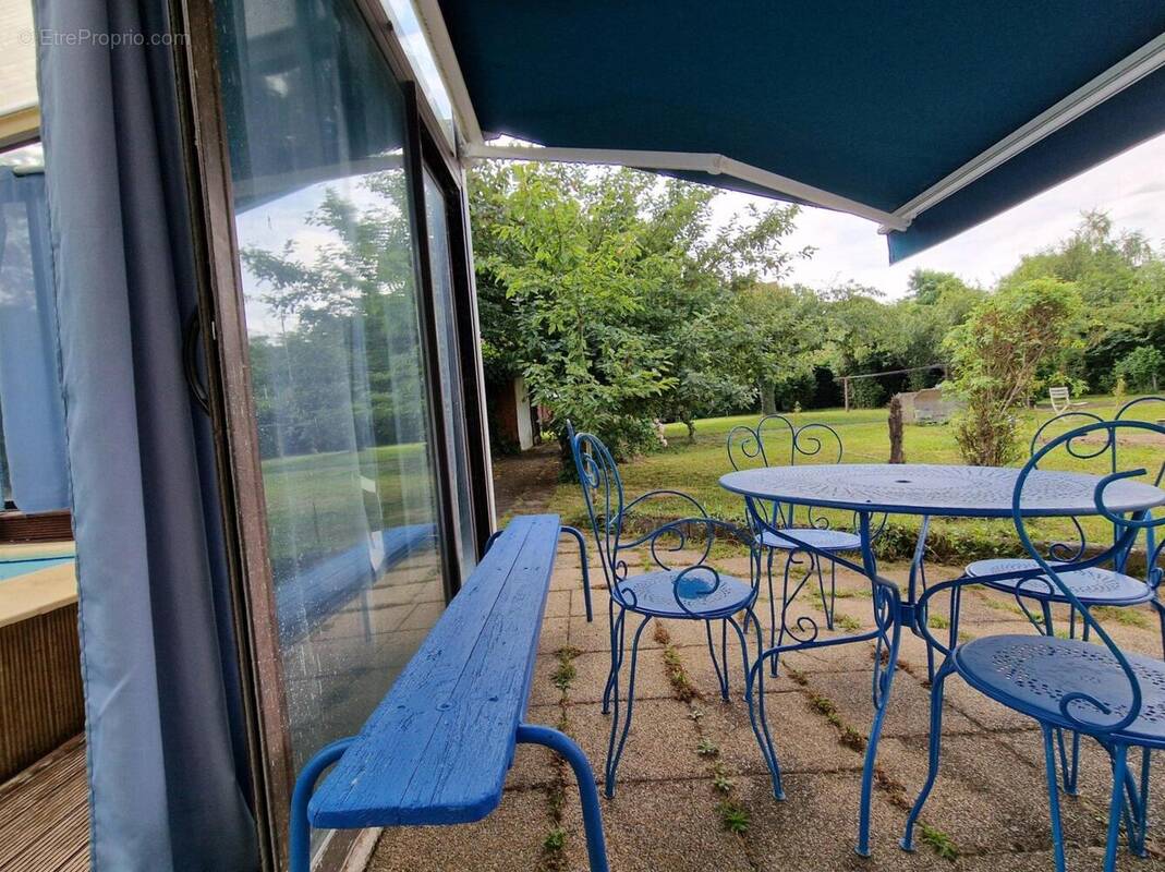 terrasse côté piscine couverte et vue sur le jardin de 1295m² - Maison à VIRIVILLE