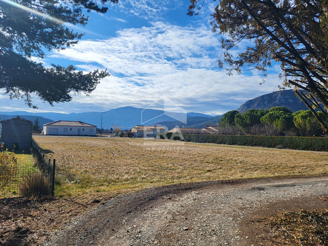 Terrain à LARAGNE-MONTEGLIN