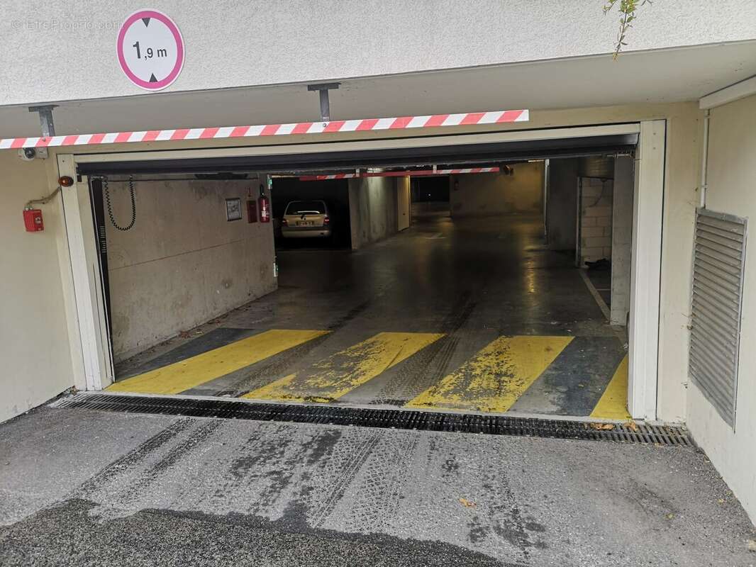 Parking à VALLAURIS