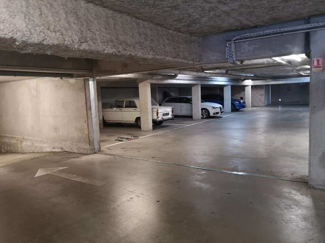 Parking à VALLAURIS