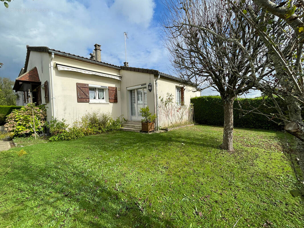 Maison à VENEUX-LES-SABLONS