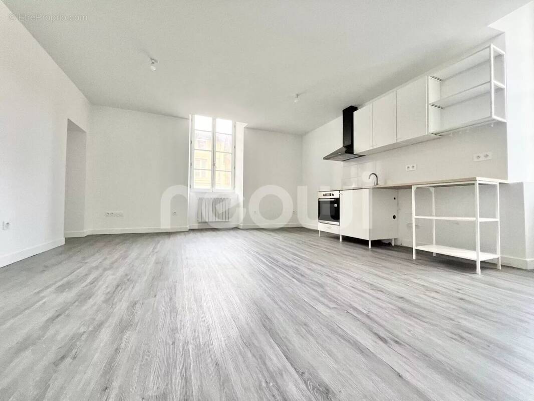 Appartement à COMBRONDE