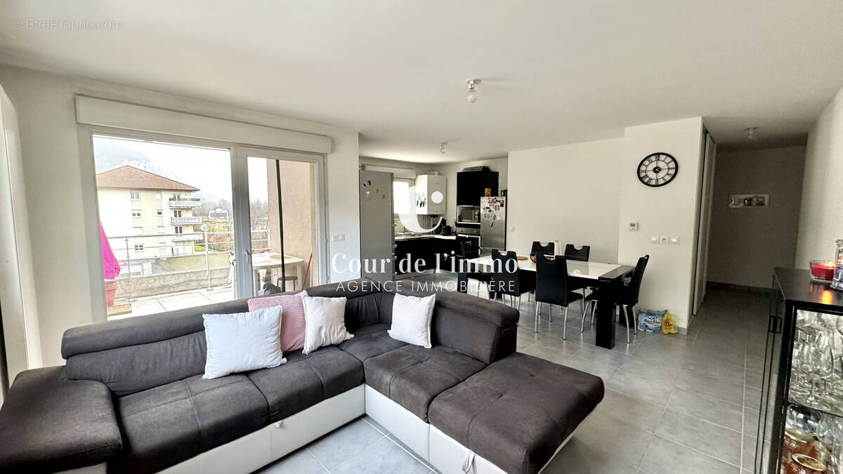 Appartement à ETREMBIERES