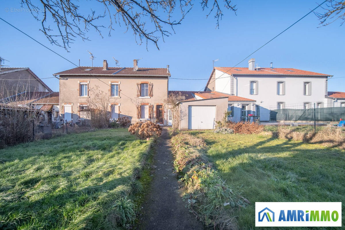 Maison à CRUSNES