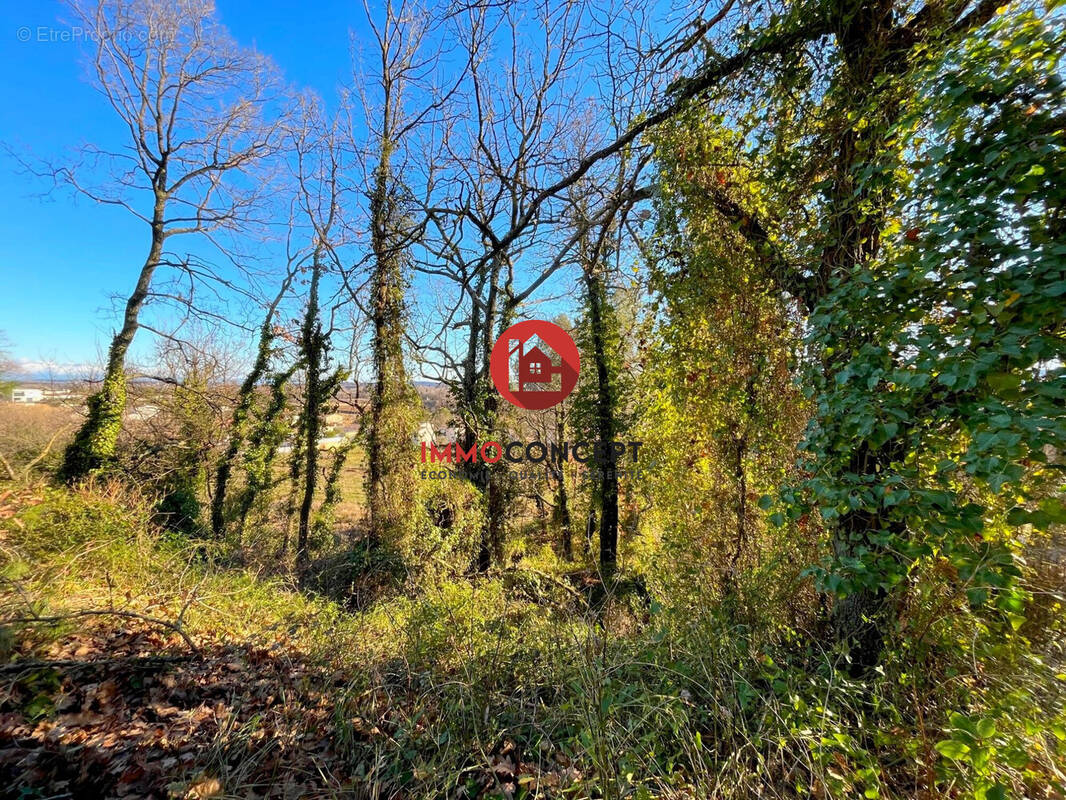 Terrain à LAUDUN-L&#039;ARDOISE