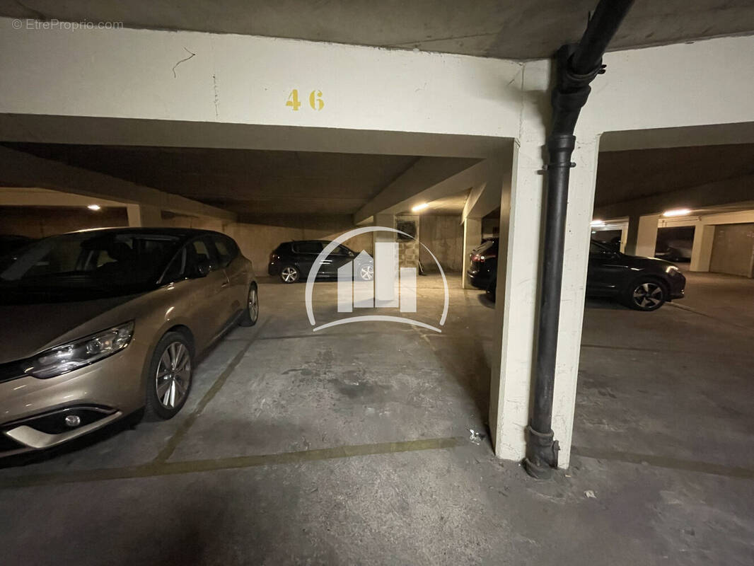 Parking à PARIS-11E