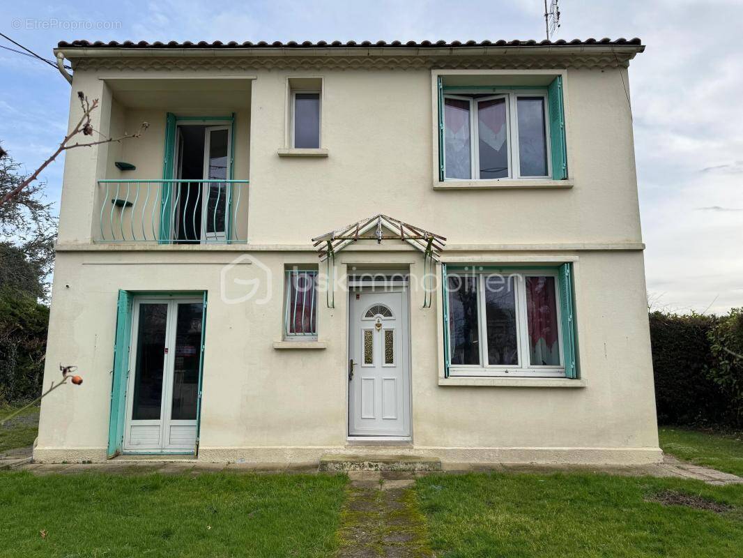 Maison à LA ROCHE-CHALAIS