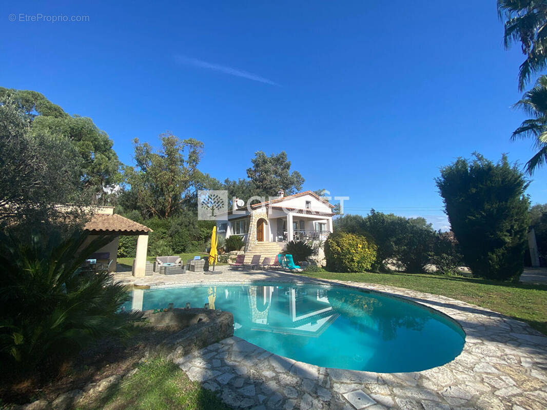 Maison à CHATEAUNEUF-GRASSE