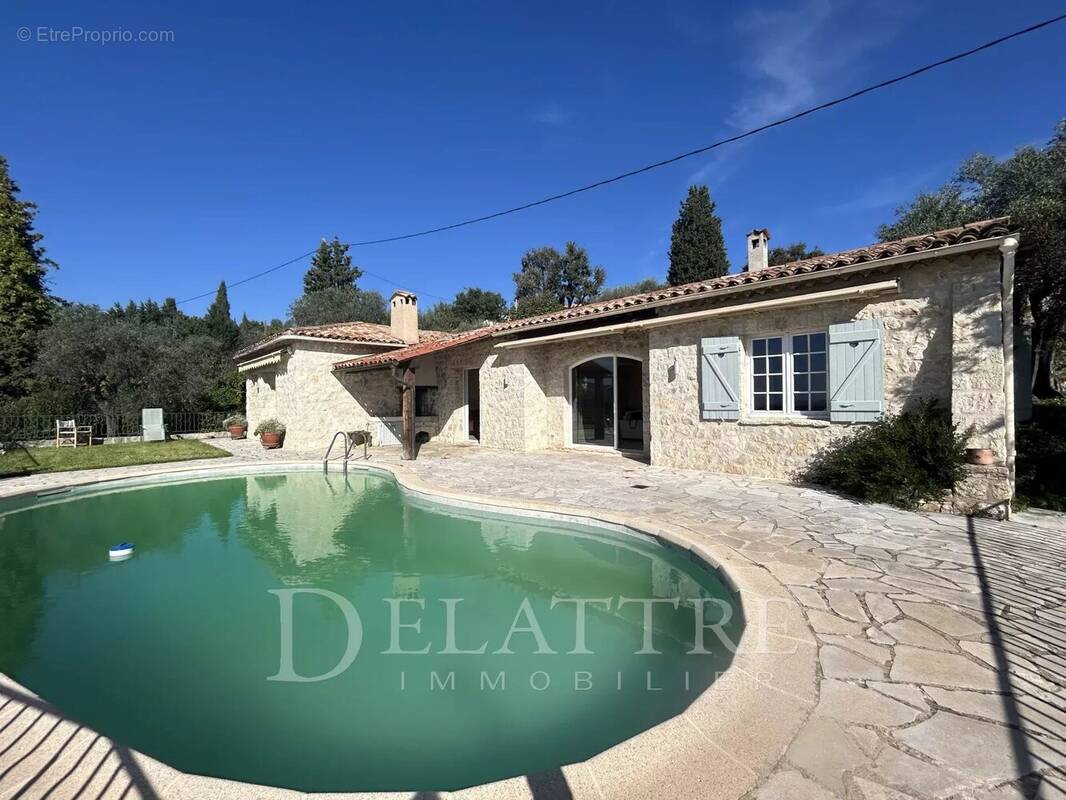 Maison à CHATEAUNEUF-GRASSE