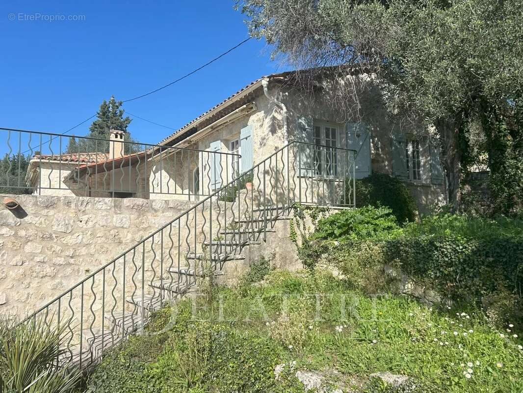 Maison à CHATEAUNEUF-GRASSE