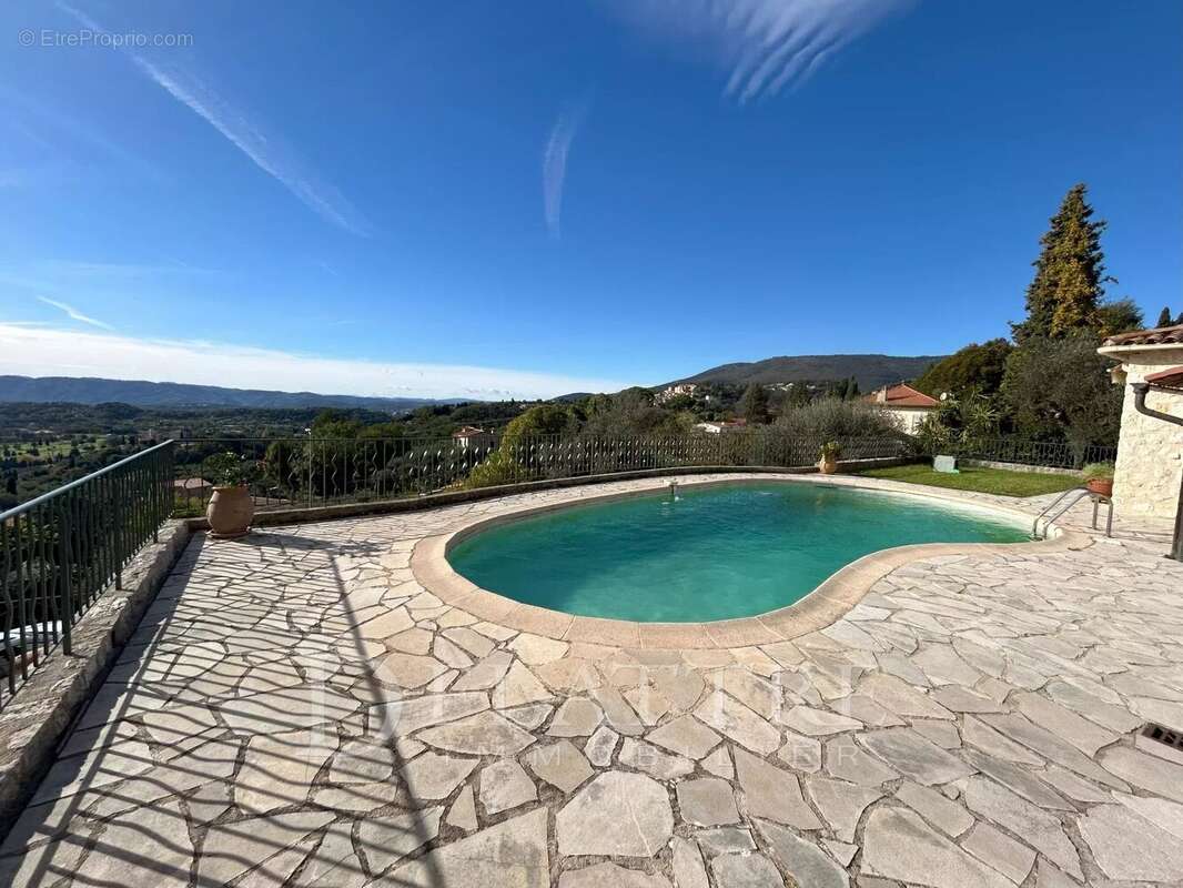 Maison à CHATEAUNEUF-GRASSE