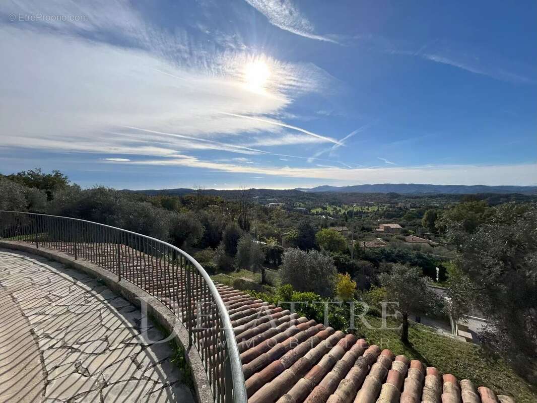 Maison à CHATEAUNEUF-GRASSE