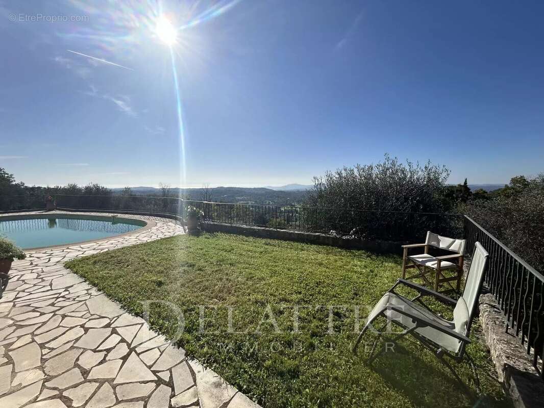 Maison à CHATEAUNEUF-GRASSE