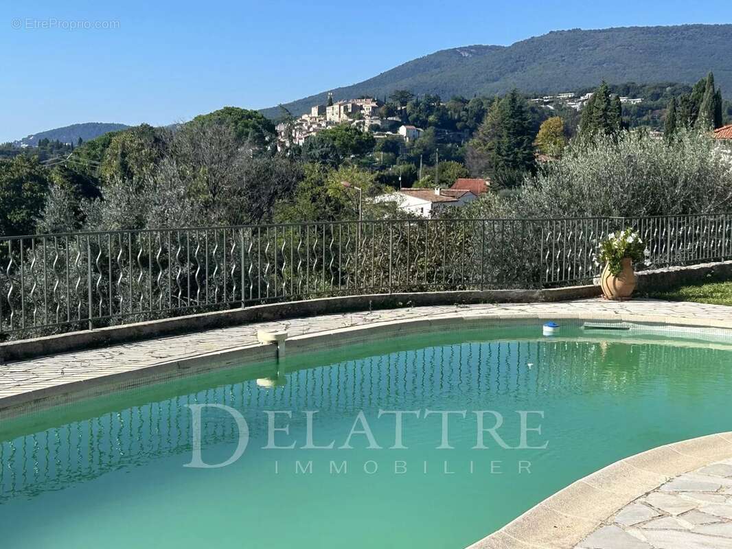 Maison à CHATEAUNEUF-GRASSE