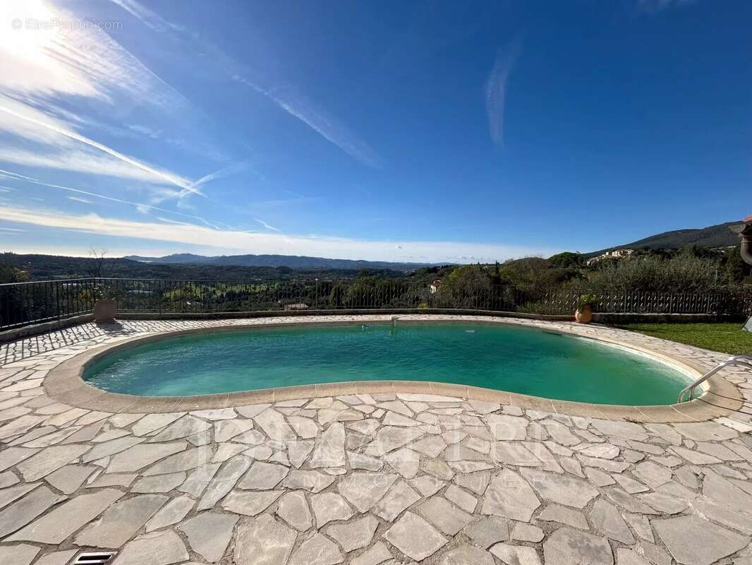 Maison à CHATEAUNEUF-GRASSE