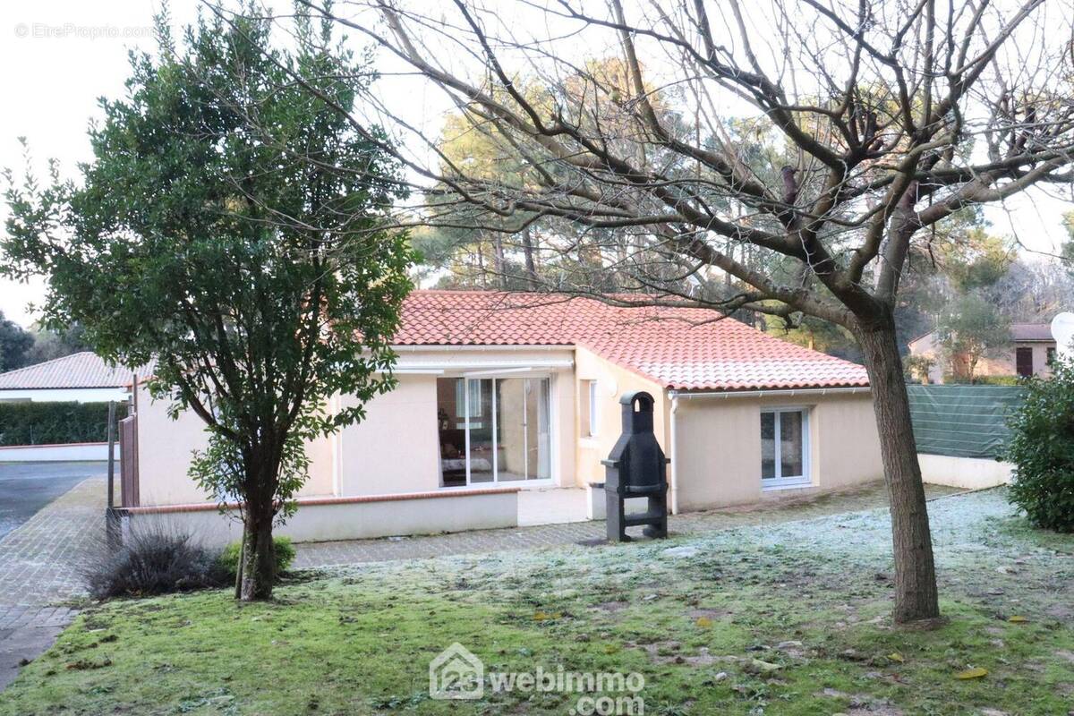 Jardin avec terrasse plein sud. - Maison à JARD-SUR-MER