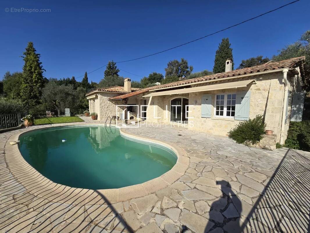 Maison à CHATEAUNEUF-GRASSE