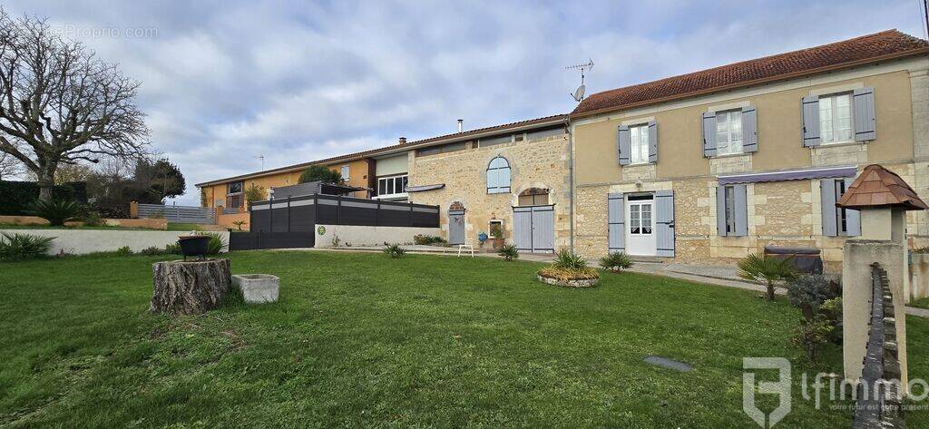 Appartement à SAINT-MARTIN-DE-COUX