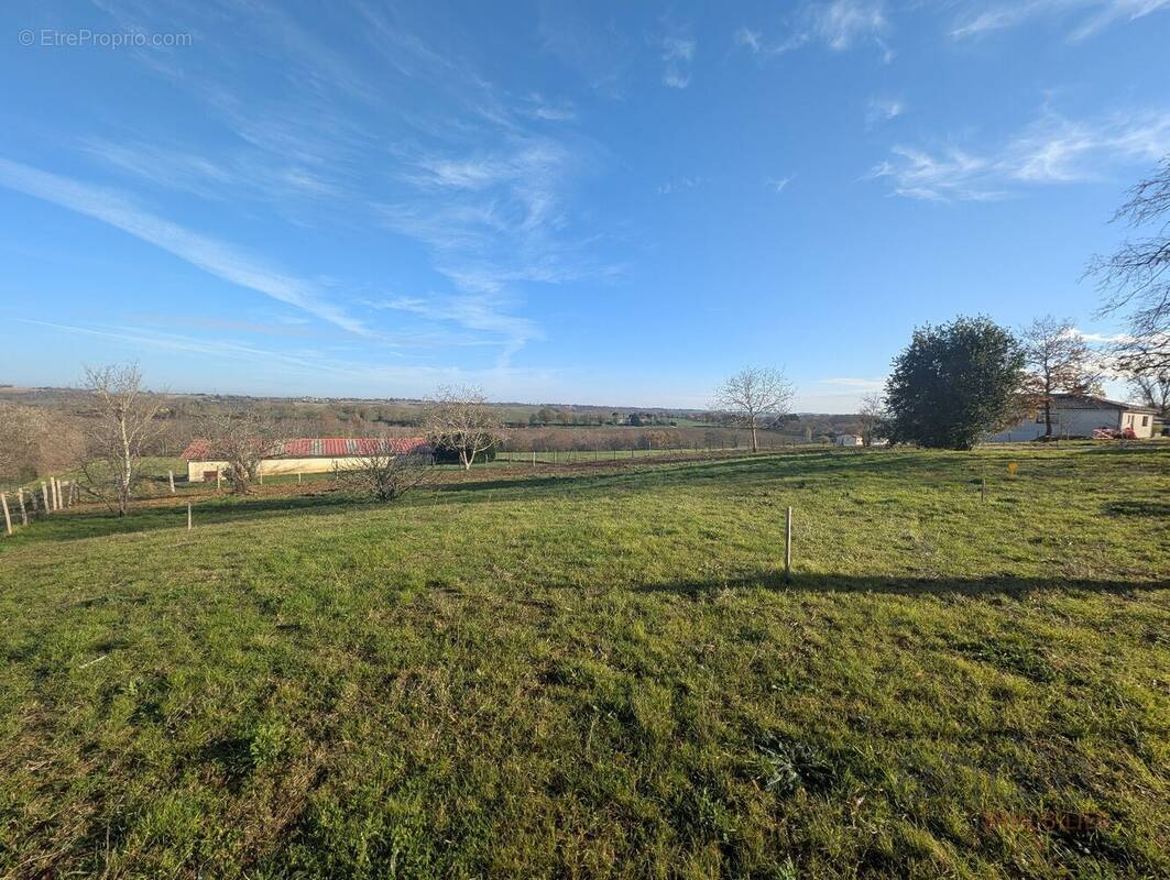 Terrain à SAINT-PIERRE-DE-LAGES