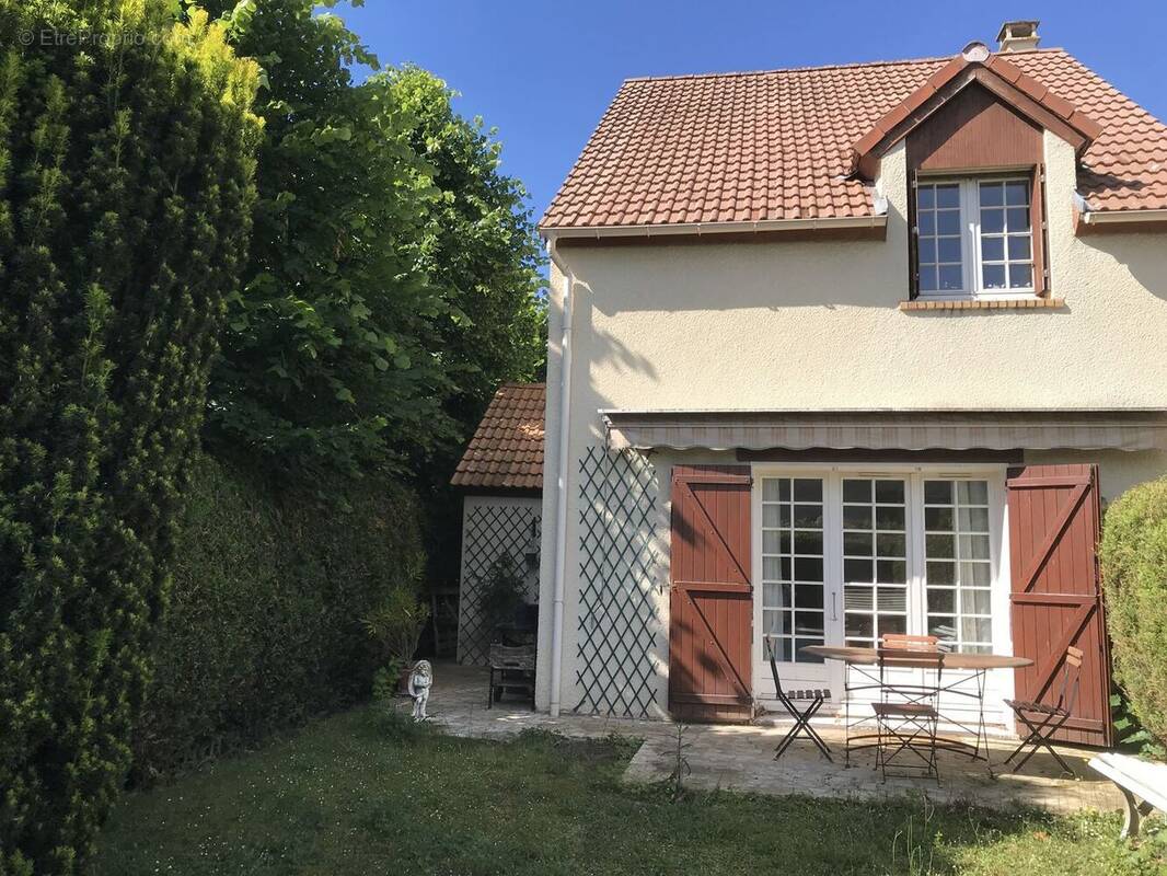 Maison à JOUY-LE-MOUTIER